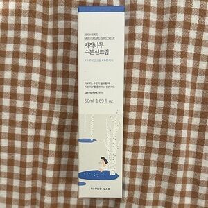 Round Lab Birch Juice Moisturizing Sunscreen - White & Blue Packaging